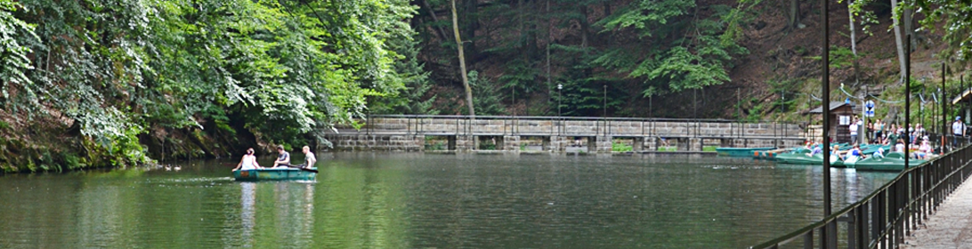 Ruderbootverleih auf dem idyllischen Amselsee inmitten der Felsenlandschaft