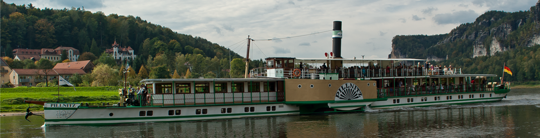 Ein Schaufelraddampfer der Weissen Flotte Dresden in Rathen